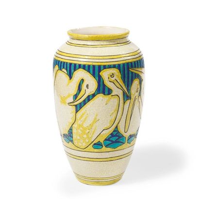 Charles CATTEAU (1880-1966) 
Vase en faïence à décor aux pelicans.
Boch, La Louvière.
Non...