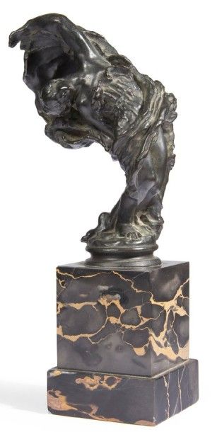 Jules DESBOIS (1851-1935) 
Coup de vent, 1910
Epreuve en bronze patiné signée.
H_17,5...
