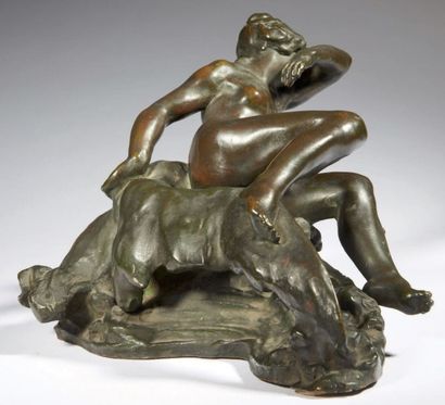 Jules DESBOIS (1851-1935) 
Léda étendue sur le cygne
Epreuve en bronze patiné, signée...