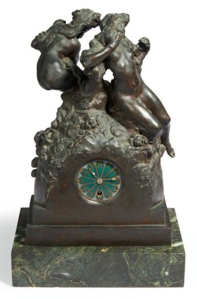 Jules DESBOIS (1851-1935) 
Le Jour et la Nuit. Pendule (1912)
Epreuve en bronze patiné,...