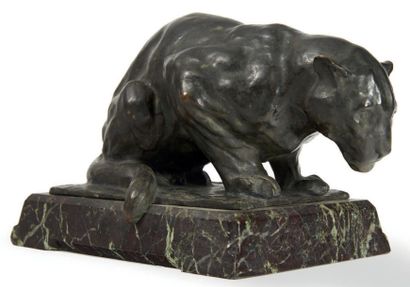 REMBRANDT BUGATTI (1885-1916) 
Jaguar accroupi
Epreuve en bronze patiné, signée,...