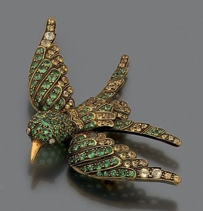 null Broche hirondelle en or jaune 18K (750°/°°), le corps et les ailes pavés de...