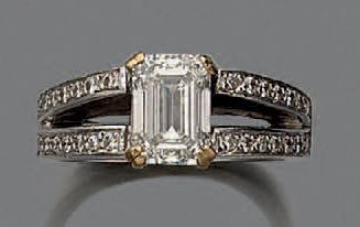 null Bague en or gris 18 K ( 750 millièmes), ornée d’un diamant de taille émeraude...