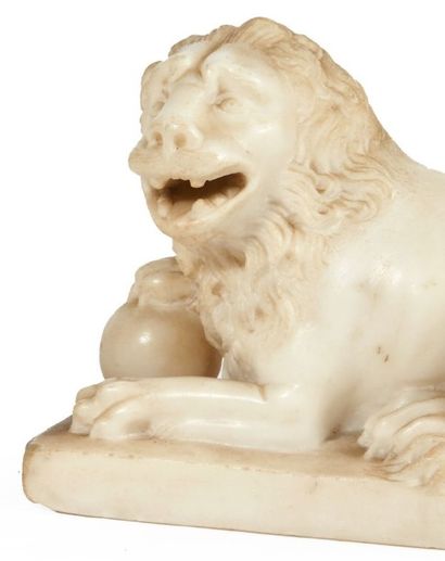 null PAIRE DE LIONS en marbre blanc sculpté en ronde-bosse.
Allongés, une patte posée...