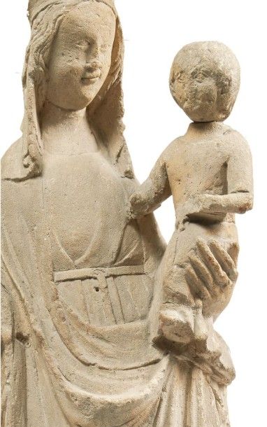 null VIERGE À L'ENFANT en pierre calcaire sculptée, dos plat. Debout, portant l'Enfant...
