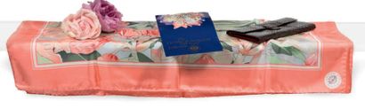 CAROLINE DE ROTHSCHILD Carré en soie imprimée représentant des "Rhododendrons" modèle...