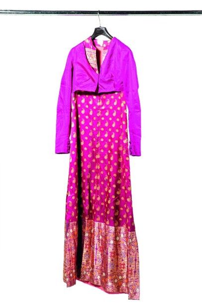 ANONYME Robe d'hôtesse faite dans un sari de soie brochée or sur fond fuschia, encolure...