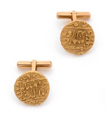 null PAIRE DE BOUTONS DE MANCHETTES composés de pièces en or jaune 18K. Poids brut:...