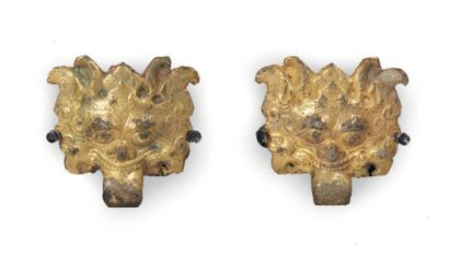  PAIRE D'ANSES en forme de masques de taotie en bronze doré. Chine, époque Han (206...