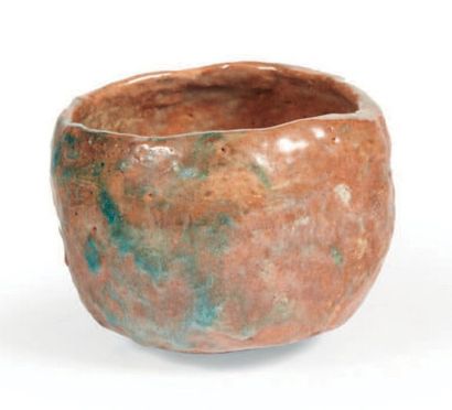 null BOL À THÉ «CHAWAN» en grès émaillé brun et coulures bleues.
Japon, Raku, époque...