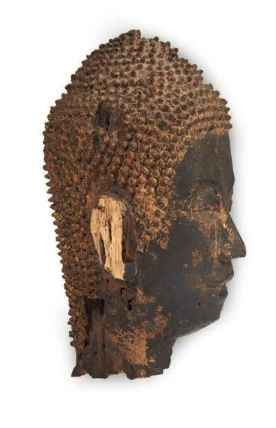 null MASQUE DE BOUDDHA en bois à traces de polychromie, les yeux mi-clos, la coiffe...