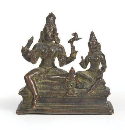 null GROUPE en bronze à patine brune, Shiva et Parvati assis en bronze à patine brune.
Inde,...