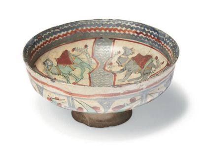  COUPE AUX CHAMEAUX à décor dit minaï, Iran seldjoukide, XII-XIIIe siècle. Céramique...