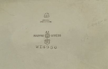 MAPPIN & WEBB 
PLATEAU rectangulaire en argent.
Poids: 1325 g.
H_40,5 cm L_30,5 ...