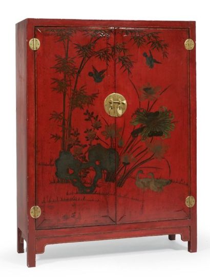 null ARMOIRE ouvrant à deux portes en laque rouge et polychrome orné d'oiseaux volant...