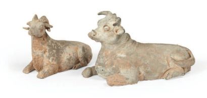 null STATUETTE DE BÉLIER ET BUFFLE COUCHÉS en terre cuite grise.
Chine, époque Wei...