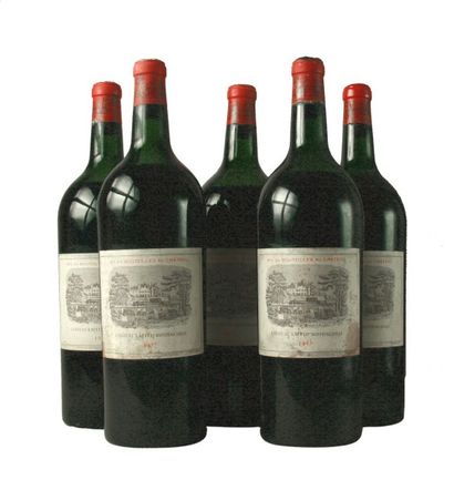 null 5 MAGNUMS
CHÂTEAU LAFITE ROTHSCHILD 1er GCC, Pauillac 1957
Étiquettes tachées,...