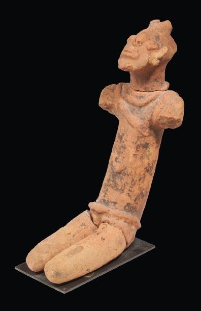 null PERSONNAGE ASSIS Art Bankoni (XIIe-XVe siècle), Mali.
Terre cuite, manques des...
