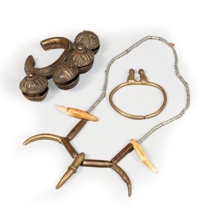 null LOT composé d'un bracelet en bronze muni de sonnailles, un collier composé d'éléments...