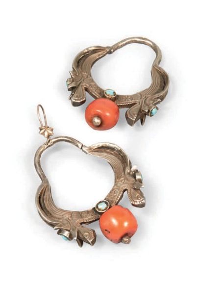 null UNE PAIRE DE BOUCLES D'OREILLE en argent, corail et turquoise.
Hmong, Triangle...