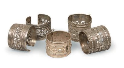 null LOT DE CINQ BRACELETS en argent, dont deux paires.
Inde et Afghanistan
D_int...