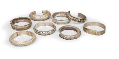 null 
LOT DE HUIT BRACELETS en argent d'origines diverses.
Inde et Chine
D_int de...