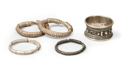 null CINQ BRACELETS en argent, Afrique du Nord, XXe siècle.
Quatre bracelets joncs...