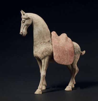 null STATUETTE DE CHEVAL debout à l'arrêt, la selle amovible.
Terre cuite et traces...