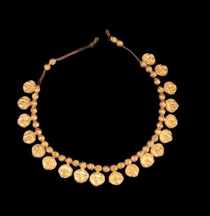 null COLLIER ÉTRUSQUE.
Collier formé de quarante-et-une perles sphériques godronnées,...