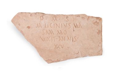  STÈLE AU NOM DE MARCUS LICINIUS. Plaque gravée de cinq lignes en caractères latins:...