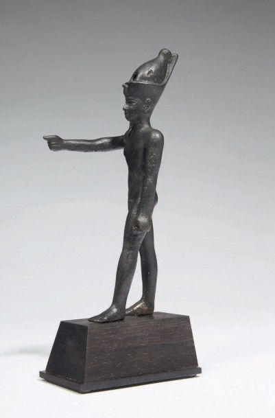  STATUETTE DE IHY. Rare statuette votive représentant l'enfant-dieu Ihy. Il est nu,...