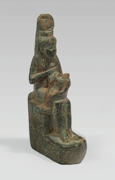 null ISIS LACTANS.
Statuette représentant la déesse Isis assise sur un trône, vêtue...