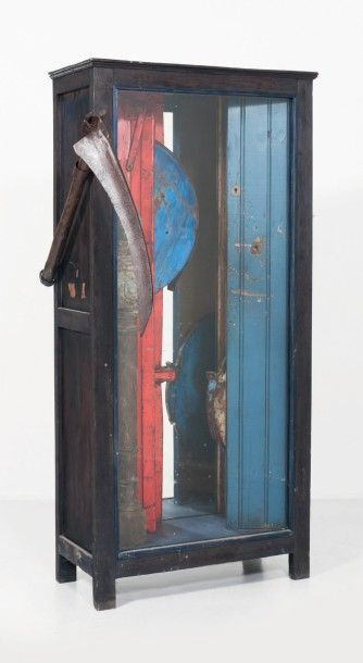Edith de Vries (1945-1990) 
Boîte armoire
Assemblage
H_175 cm L_80 cm P_38 cm
Provenance:...