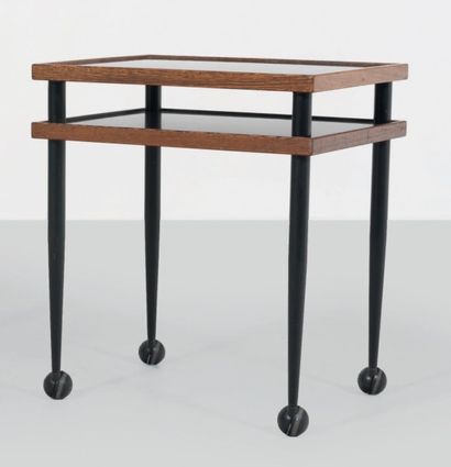 Jules Wabbes (1919-1974) 
Table d'appoint à roulettes modèle «Typing table».
Wengé,...