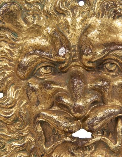 null PAIRE DE MASCARONS en bronze ciselé et doré représentant des mufles de lions,...