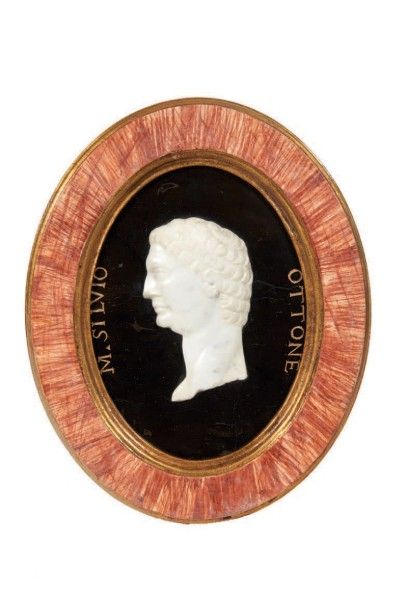 null MÉDAILLON ovale représentant le buste de profil de l'empereur
Othon en marbre...