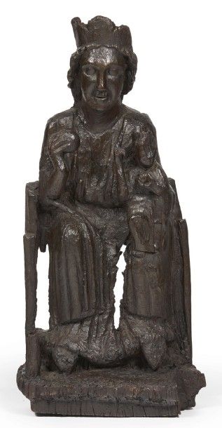 null VIERGE À L'ENFANT en chêne sculptée en applique. Assise sur un banc-trône dans...