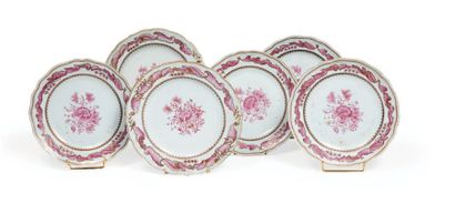 CHINE 
SUITE DE SIX ASSIETTES en porcelaine à décor en camaïeu rose et or de bouquets...