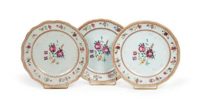 CHINE. 
SUITE DE TROIS ASSIETTES en porcelaine à décor famille rose de bouquets de...