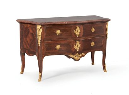 null COMMODE de forme galbée, en placage de palissandre marqueté en feuilles dans...