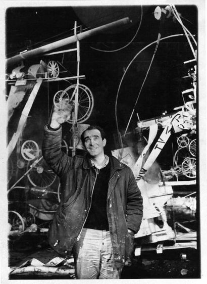 Jean TINGUELY (1925-1991) Lampe, 1989 Technique mixte, ampoules et métal et installation....