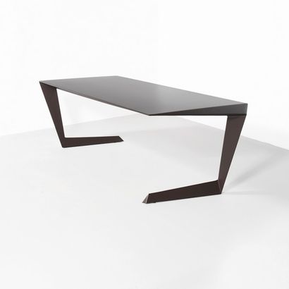 NORAYR KHACHATRYAN (NÉ EN 1983) Table modele «N7» Aluminium et revêtement en bronze...