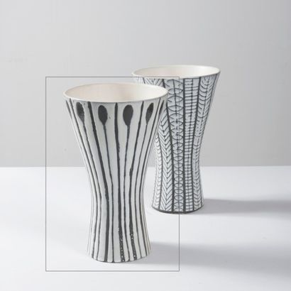 ROGER CAPRON (1922-2006) 
Vase dit «diabolo «modele «V5 «a decor de lances
Grès émaillé
Vallauris
Signé,...