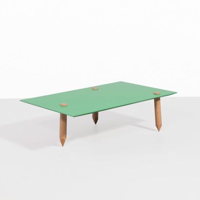 ROMÉO GILLIS (NÉ EN 1981) France Table basse modele «Printemps» Chêne tourné et contre-plaqué...