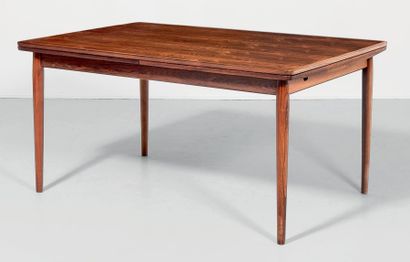ARNE VODDER (1926-2009) 
Salle a manger composee d'une table modele «OS 17 «et d'une...