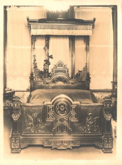 GABRIEL VIARDOT (1830-1906) 
Importante chambre a coucher a decor japonisant comprenant...