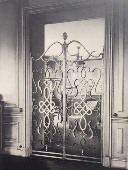 GILBERT POILLERAT (1902-1988) 
Paire de grilles d'interieur
Fer forgé patiné et doré...