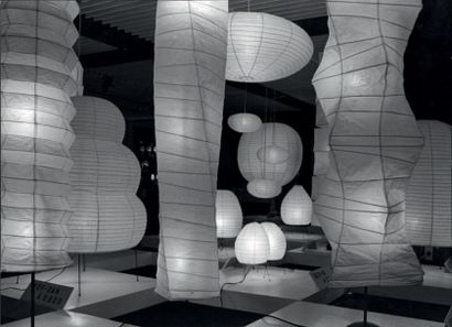 ISAMU NOGUCHI (1904-1988) 
Lampe de sol modele «Akari 20N»
Métal laqué et papier...