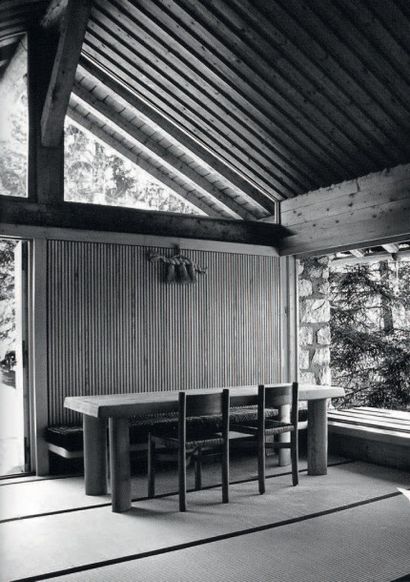 CHARLOTTE PERRIAND (1903-1999) 
Suite de six chaises modele «Meribel»
Frêne et paille
Édition...