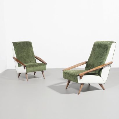 GIO PONTI (1891-1979) 
Paire de fauteuils variante du modele «Distex»
Noyer, cuir...